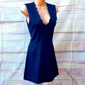 Woman’s NWT French Connections Dutchess Blue scalloped v-neck dress sz 0